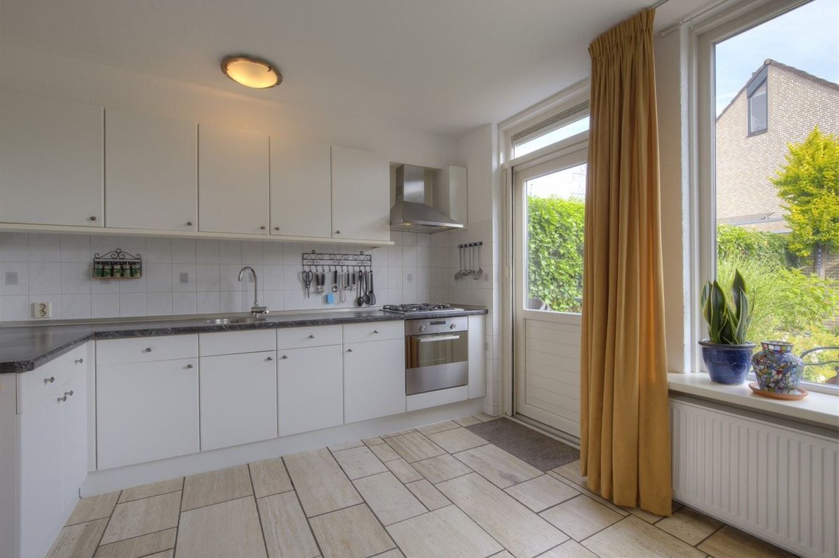 Het huis waar ik geboren en opgegroeid ben staat op #funda, voelt dubbel... maar, wie o wie? funda.nl/koop/apeldoorn… #apeldoorn RT is lief!