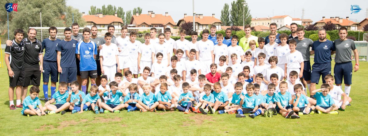 Alaves's tweet photo. 📸 CAMPUS | Luis Zubeldía ha visitado esta mañana a los jugadores de los Campus de @Fundacion5mas11 En breve, ¡atentos al 🎥! #GoazenGlorioso https://t.co/xqcj5SwCv8