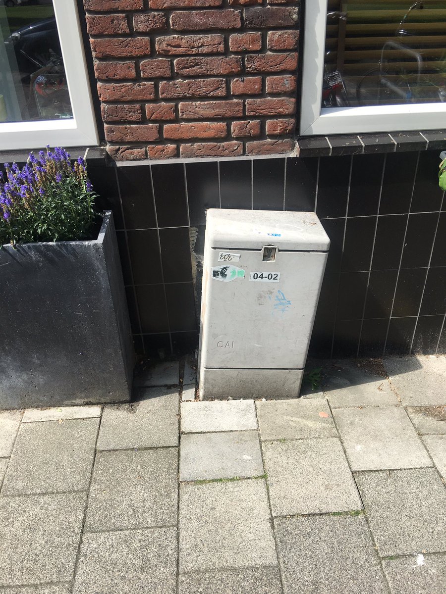 tinusteder's tweet photo. Hoi @ZiggoCompany, willen jullie mij vertellen waar ik moet zijn om deze kast weg te laten halen? #doorninhetoog https://t.co/gqLOfo89Ql