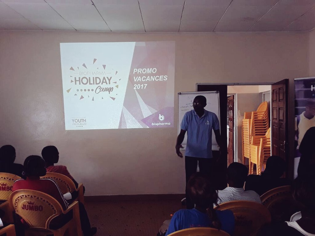 lab_biopharma's tweet photo. Du côté de #Bafoussam, le #BIOHC2017 se prépare de même ! Ici, les recrues lors d'une séance de formation préliminaire. #YouthProgram https://t.co/6OH6mC4k9l