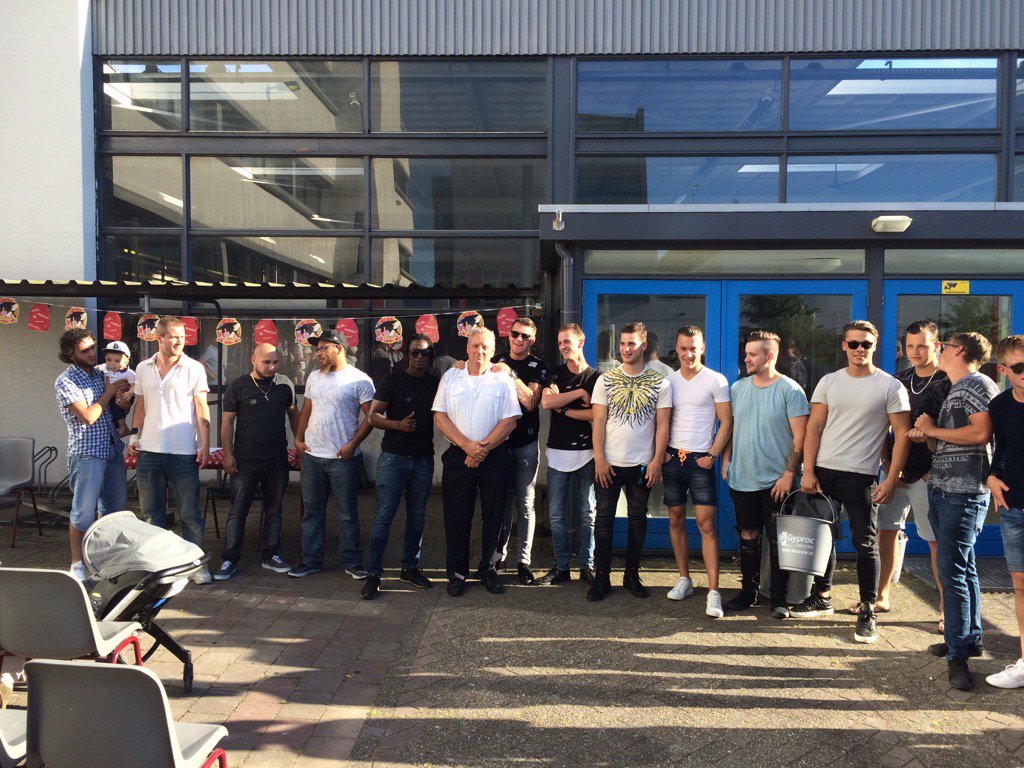 Gisteren hebben deze stukadoors hun diploma in ontvangst genomen <a href="/zadkine/">Zadkine</a> Rotterdam. Namens <a href="/KnaufNL/">Knauf NL</a> gefeliciteerd.