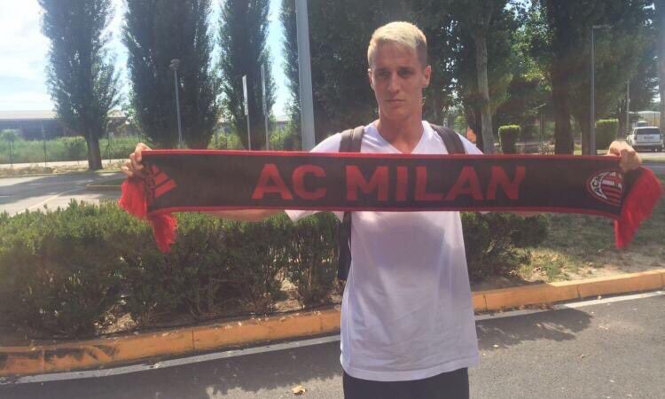 MilanUpdate's tweet photo. Sure.. sejauh ini dari total 7 rekrutan Milan termasuk Conti. Hanya dia yang terlihat antusias dengan membentangkan selalu spanduk Milan! 🔴⚫ https://t.co/eL2UNbKZuH