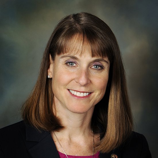ThorneTarah's tweet photo. Distinguished Alumnus Laura Fine receives special honor the same day her son graduates from GBS: https://t.co/spgFB4Ar9o https://t.co/RCbOqEKD4Y