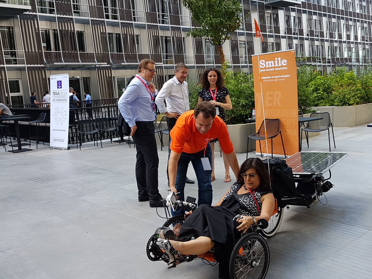 DumesnilP's tweet photo. #TechWeekSG : @SylviePrea adopte le vélo solaire connecté https://t.co/Fi1Z8WtgRK