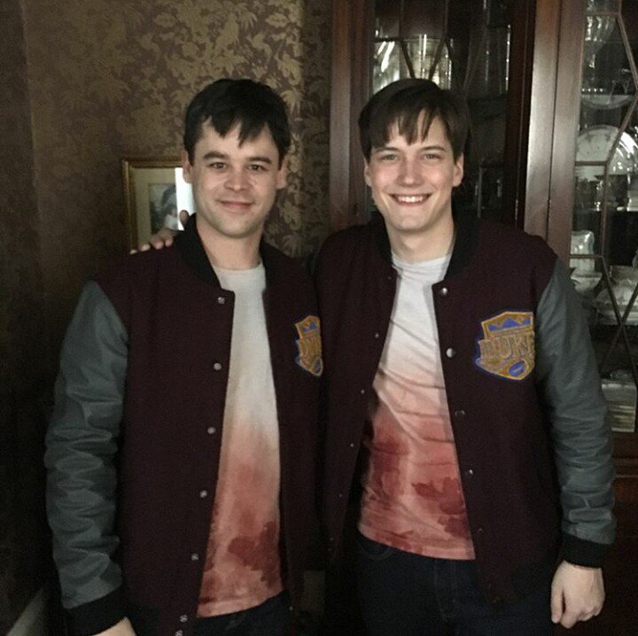 brasilbetween's tweet photo. Justin e seu dublê/produtor Brendan Carmody nos bastidores do episódio 4 da temporada 2. 🚧 #BetweenSeries https://t.co/B2t0sHWfqV