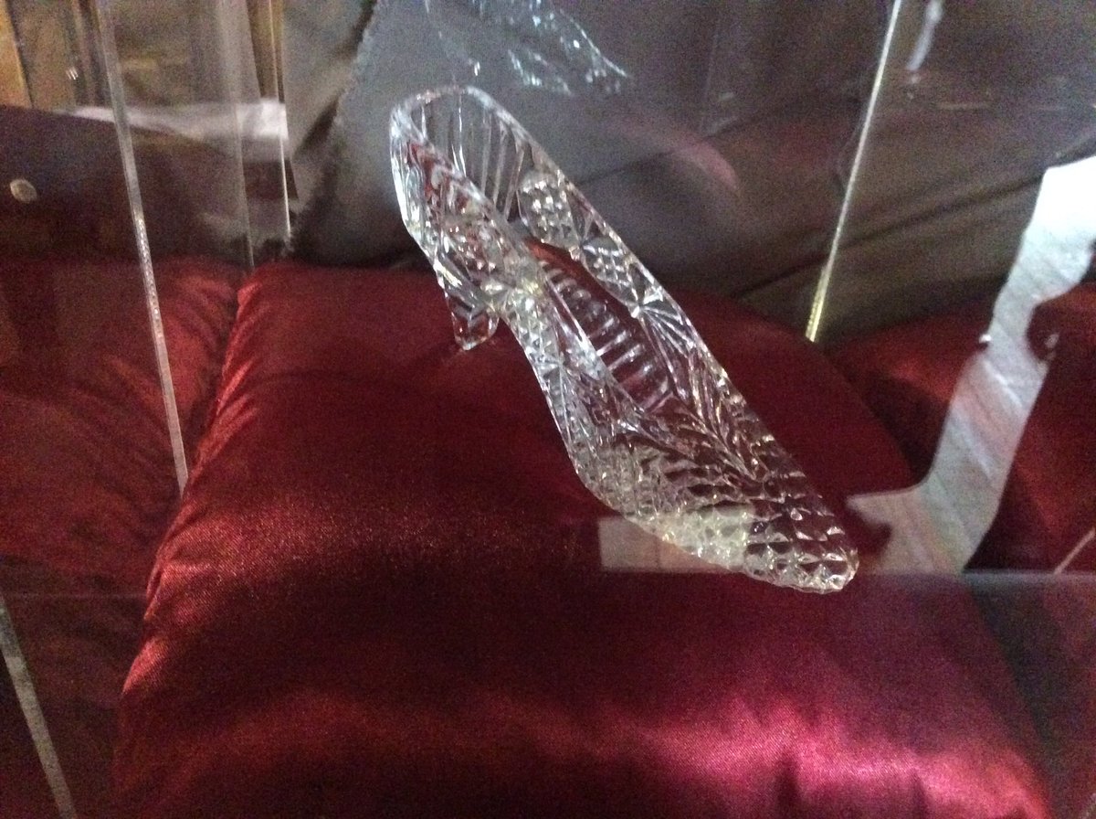 Y5MVP's tweet photo. Miss Hunter was very happy to see Cinderella's glass slipper! https://t.co/haiXDVFyU4