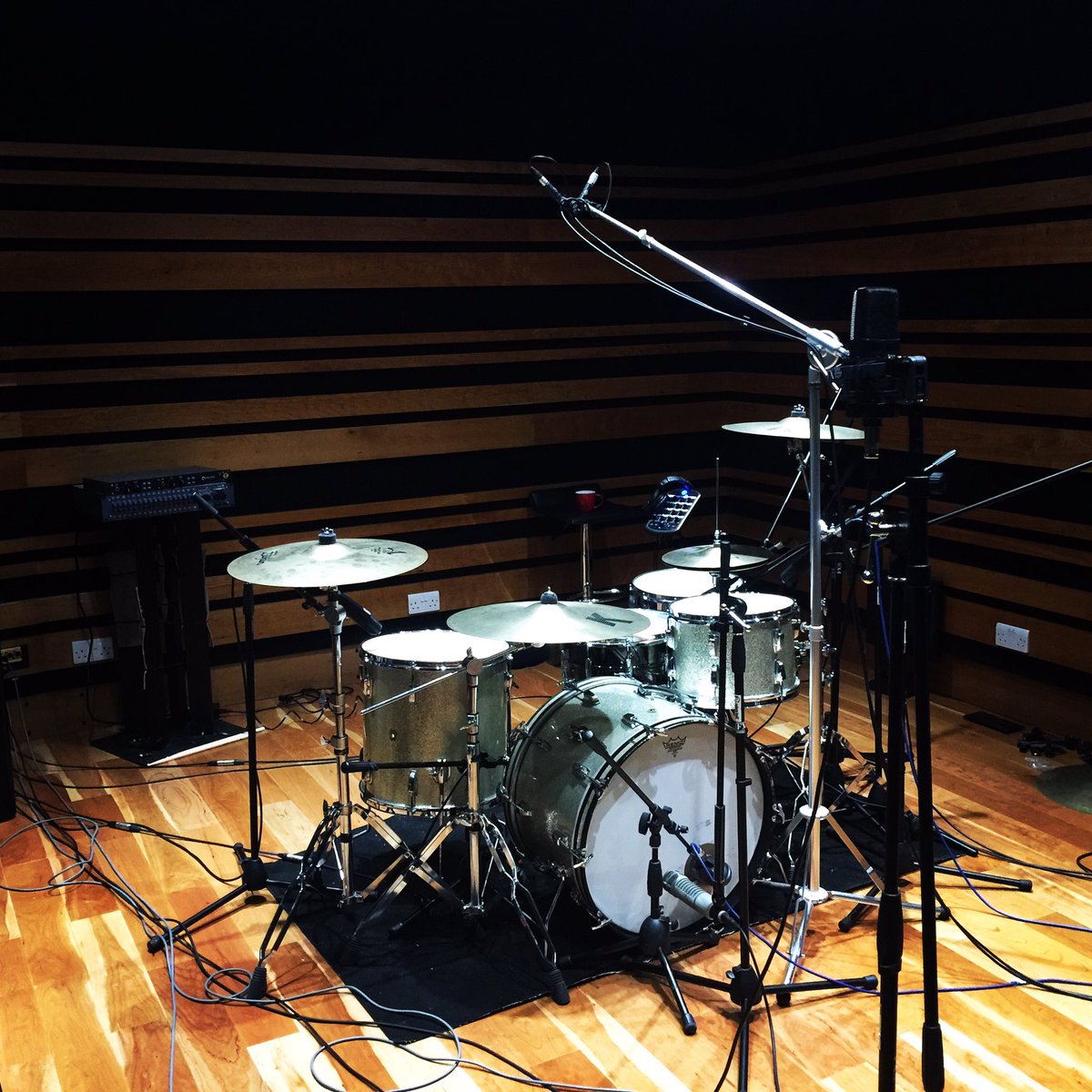 KjSawka's tweet photo. London sessions with classic sounding drums : cheers @DrumTechSupport 😁 https://t.co/kWm4PsC3ax