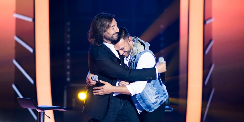 ¡Qué momento más emocionante! Paco y <a href="/ACarmonaOficial/">Antonio Carmona</a> versionan 'Aquellas pequeñas cosas' de Serrat 😊 rtve.es/v/4097192