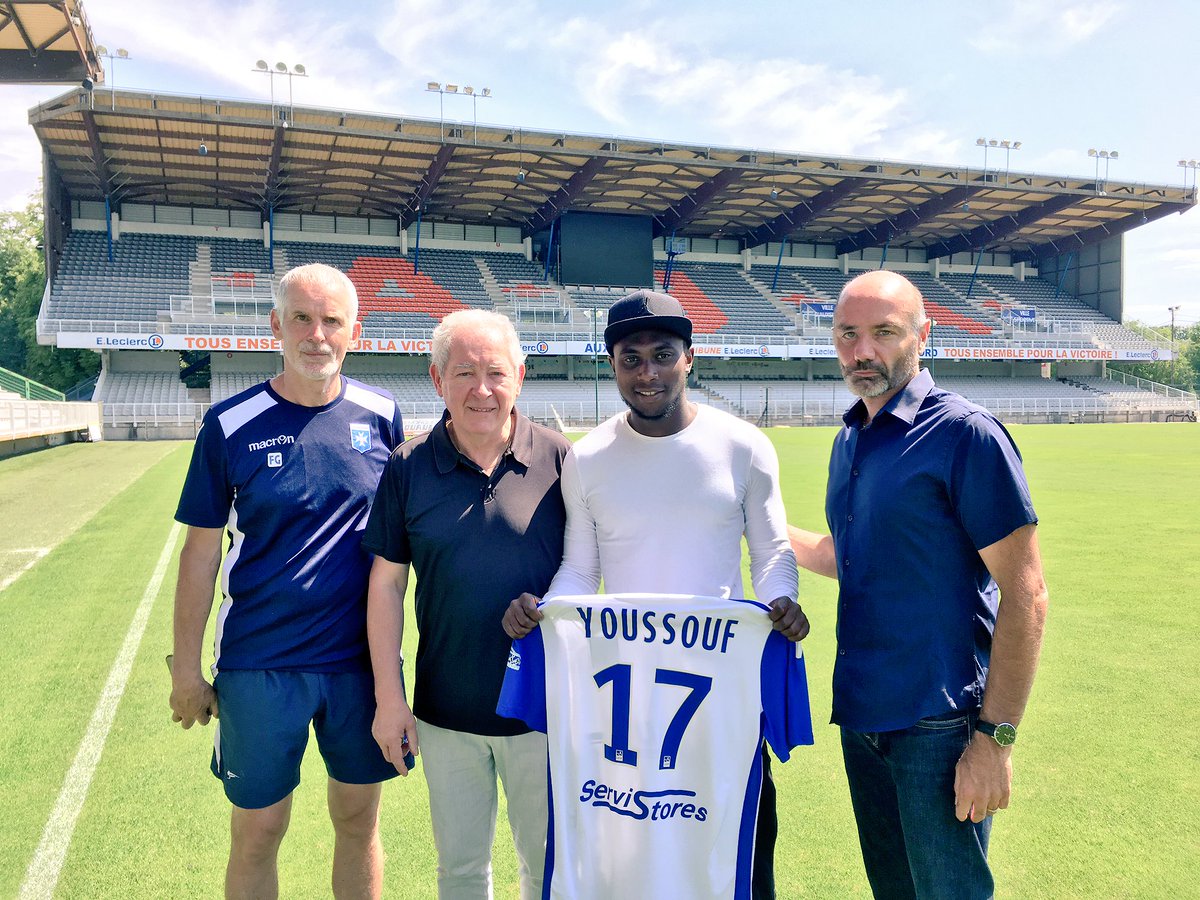 AJA's tweet photo. OFFICIEL : Bendjaloud Youssouf 🇰🇲 s'engage avec l'AJA !
Il portera le numéro 1️⃣7️⃣
👉https://t.co/Uo02w9Q11z👈
#BienvenueBen #TeamAJA 🔵⚪️ https://t.co/VkbKuQZpGV