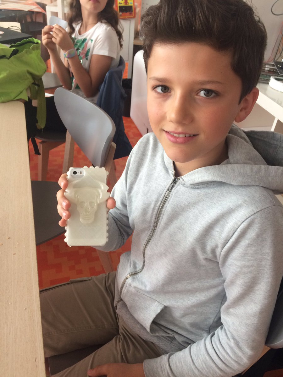 MagicParis15's tweet photo. Maxime est fier de sa coque totalement réalisée pendant son stage #3D.. et nous aussi on est fiers de lui! https://t.co/tAp8c6mDpf
