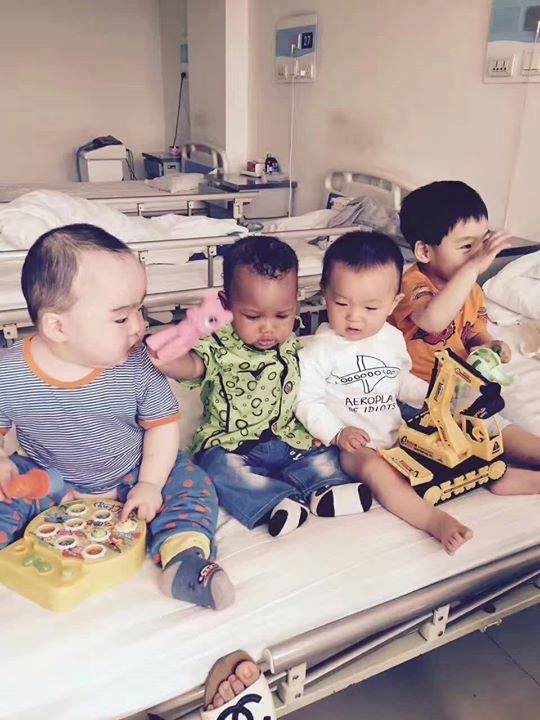 Kidneyknowledge's tweet photo. Look at those cute kids. How adorable they are! Though they are from different countries, they played together happily. https://t.co/RvBxGZObmk