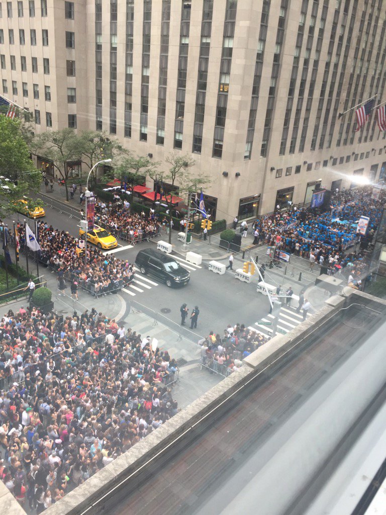 BillKarins's tweet photo. Impressive showing for @edsheeran at the @TODAYshow this morning. Most were camped out on sidewalks overnight. https://t.co/5DbezwjtM7