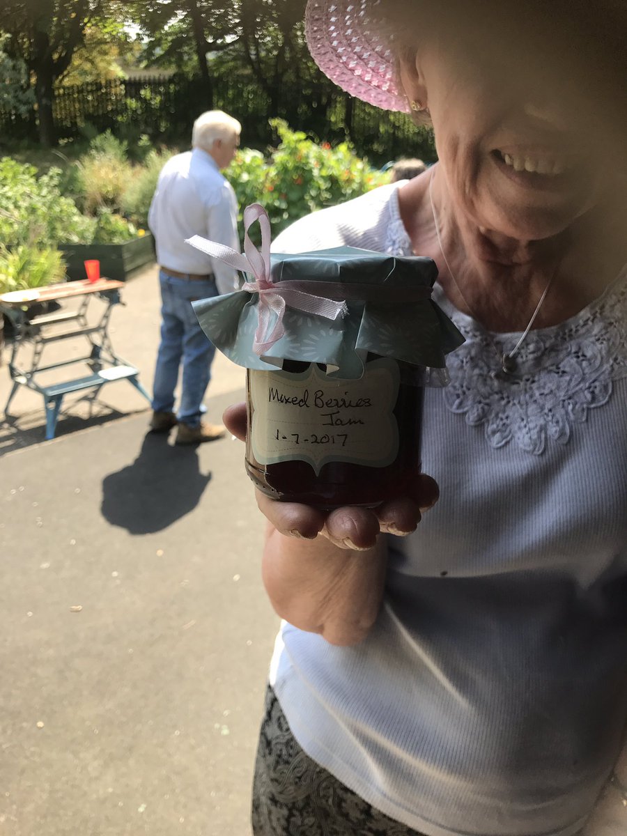 HealthFoodEvent's tweet photo. One of the places make me feel good @goodlifegarden #thurdaysvolunteer #organic #handmadejam #local @thamesmead ☺️ https://t.co/zbgFnU6YjI