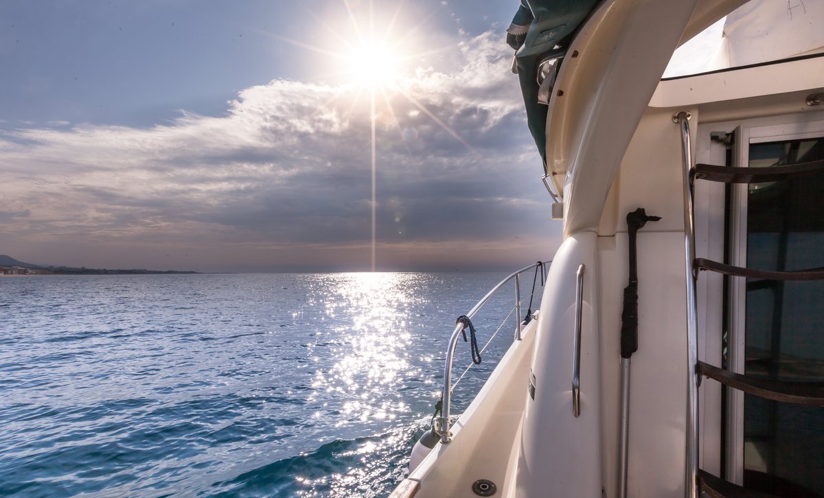 GalaAzul's tweet image. @GalaAzul Organizamos el acto de depositar las cenizas de tu ser querido bajo las olas del #Mediterráneo #Cenizas