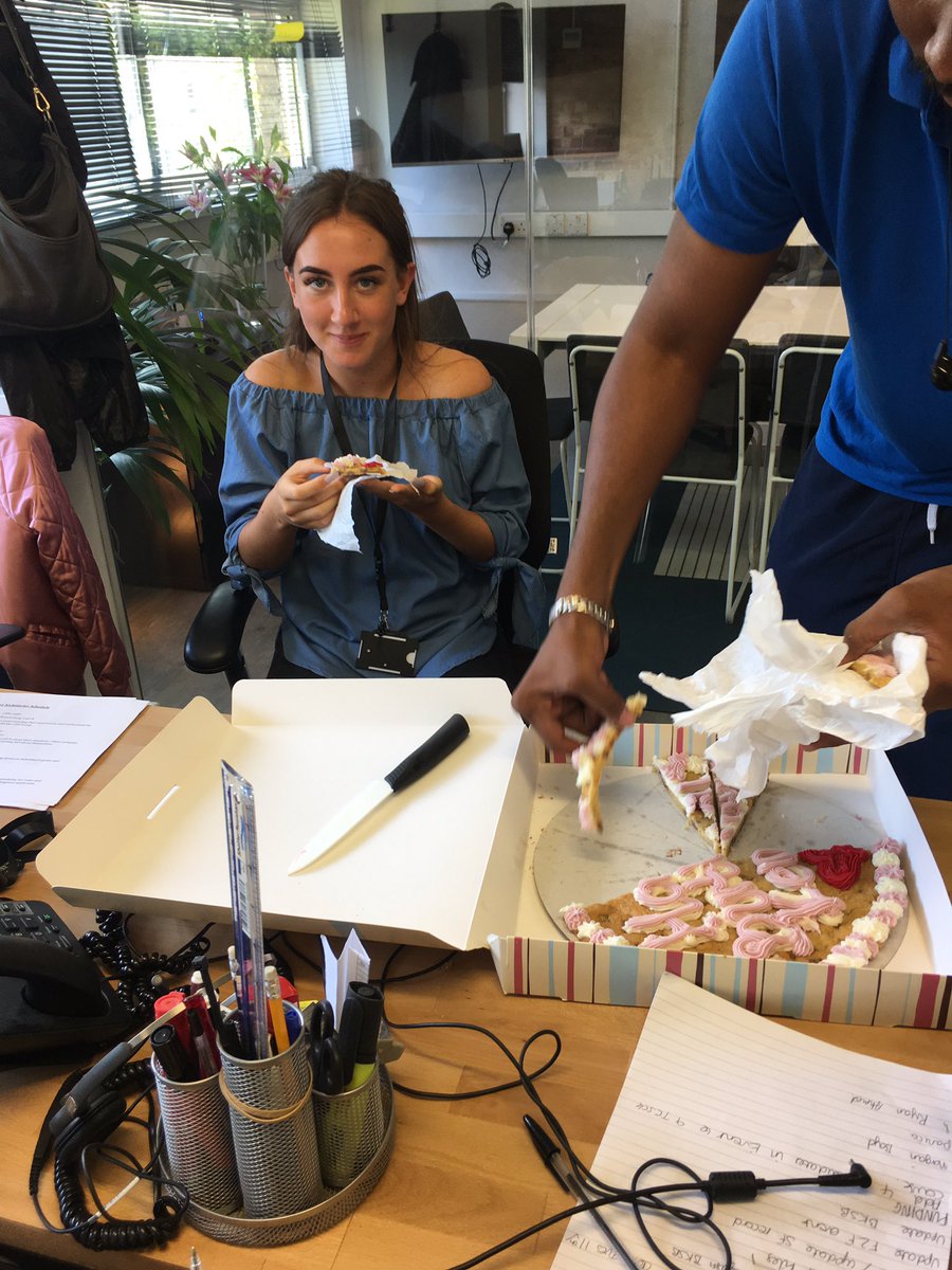 SiBozzoli's tweet photo. Gigantic cookies and birthdays @LDNGrp! Happy birthday @kendallldn #BornInTheYear2000 https://t.co/IOcacCi5UF