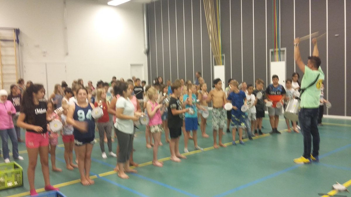 IKCRegenboogOss's tweet photo. Trommelworkshop @Brapewo voor de groepen 6-7-8. Wat een feest! @ikc_or  @skbo_oss https://t.co/Kb3BV97RGX