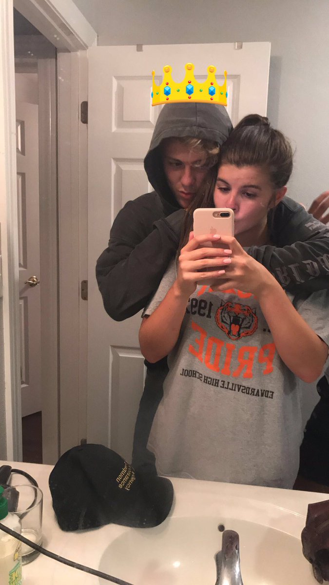 joce10tiller's tweet photo. Happy 1️⃣6️⃣ bday!!! I love you smmmm! Can't wait to win this tourney 😈🏀 #youngdp #crip @Dparker58 https://t.co/gxSOvEd5Yu