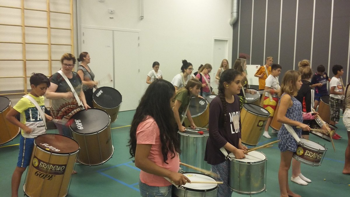 IKCRegenboogOss's tweet photo. Trommelworkshop @Brapewo voor de groepen 6-7-8. Wat een feest! @ikc_or  @skbo_oss https://t.co/Kb3BV97RGX