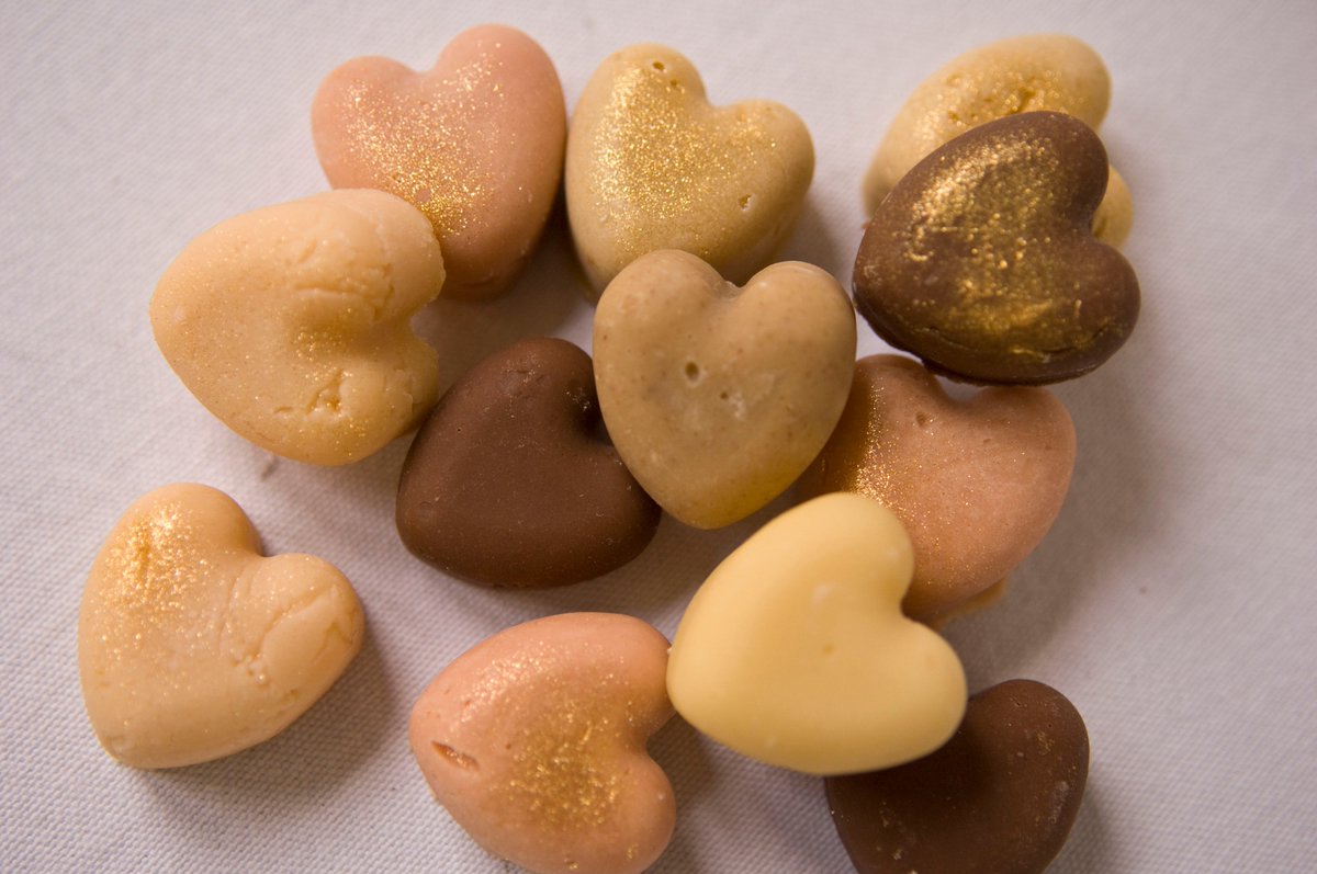 FineFudge's tweet image. Heart shaped #fudge, dusted in #gold, perfect for #summer