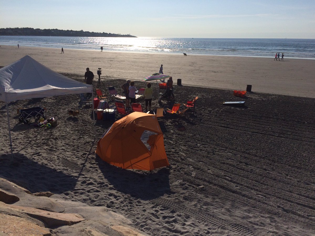 Ted_WMTW's tweet photo. Quite the set up from the Parrot  family from MA/NH. @kanjam Corn hole, Croquet, &amp; yes... "yard pong!" York Beach is where it's at! #maine https://t.co/QiCSjaCFZP