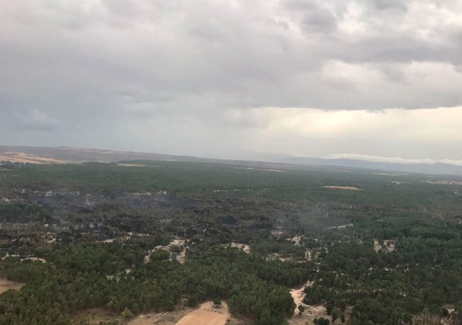 prensacuellar's tweet photo. Situación estabilizada del #IFNavalilla chaparrón de granizo en la zona https://t.co/ykgt7sUpdX .@AT_Brif @apamcyl @UGTForestales @UMEgob https://t.co/uQaFPOB63K