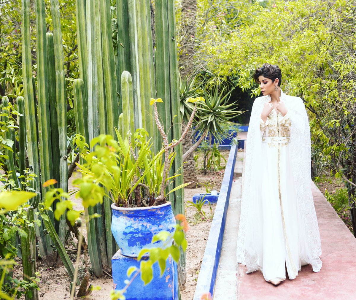 Cape pour la mariée @leilahadiouicollection disponible au magasin <a href="/mautassin/">Mautassin</a> caftan by <a href="/mautassin/">Mautassin</a> bijoux @sydneylove_daily #cape #mariée