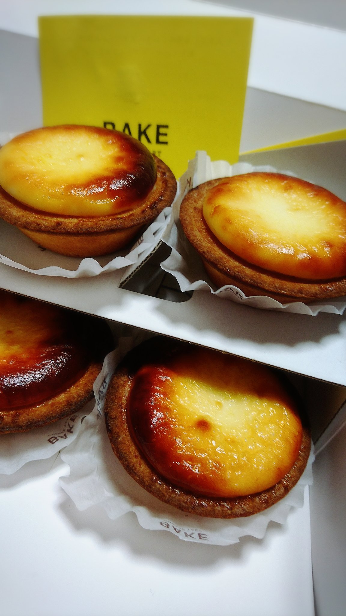 Tomo 今さらですが 天神地下街のbakeのチーズケーキ 初めて食べます アップルパイの店ができてから 並ぶ人も少なくてストレスなく買えたよ T Co E4mlu6qily Twitter