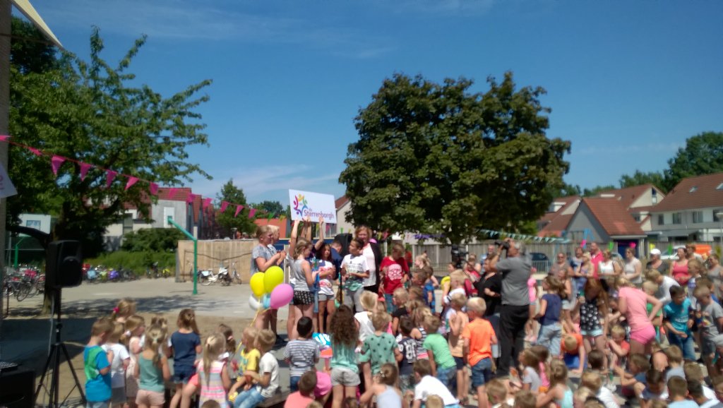Feestje op de Helmerhoek: Nieuwe naam na fusie OBS De Averbeke en OBS De Helmerhoekschool 'De Sterrenborg'