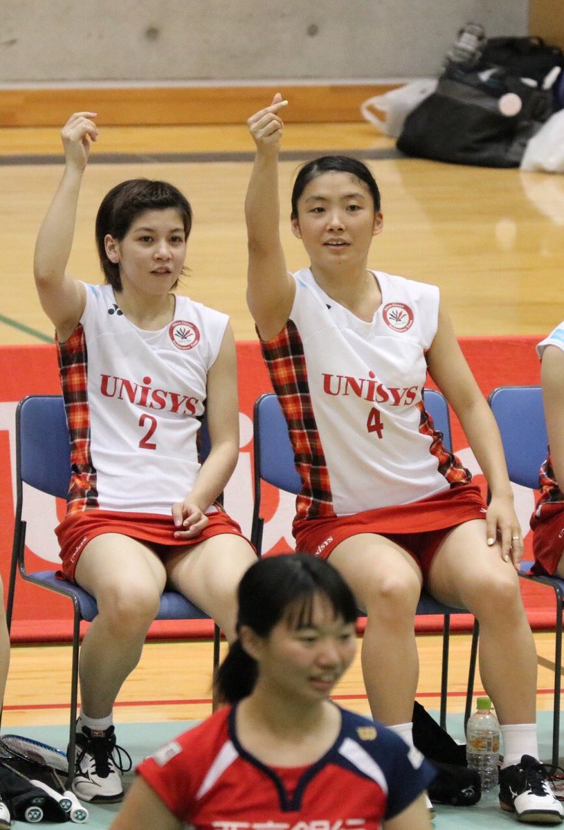 monkey_t_1130's tweet photo. 篠谷さんと星さんの“なるちーペア”。
勝手になるちーペアって言ってみたけど、呼び方あってる？笑

コートにいる先輩に向かってこのポーズしてたけど、ハートポーズかな😊？

全日本実業団でも2人のガッツ溢れるプレーが見れますように！！

#篠谷菜留 #星千智 https://t.co/RxZMErGOei