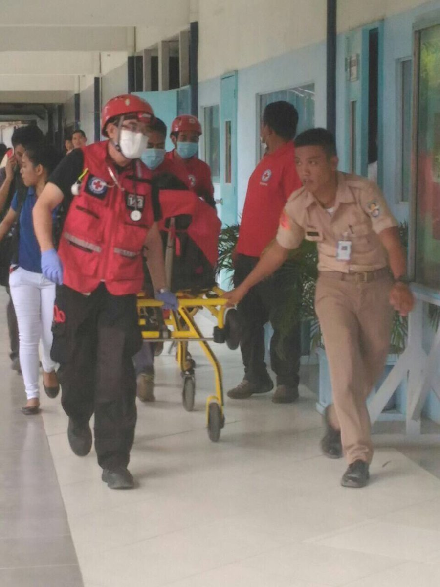IFRCAsiaPacific's tweet photo. .@Philredcross is responding to ppl injured during earthquake. The quake has caused power outages in some areas. #EarthquakePH https://t.co/esqGizhLGe