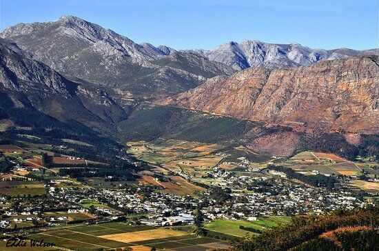 We can't decide which is more alluring, Franschhoek #mountainviews or the fact that it is the #foodandwine heartland of the country?