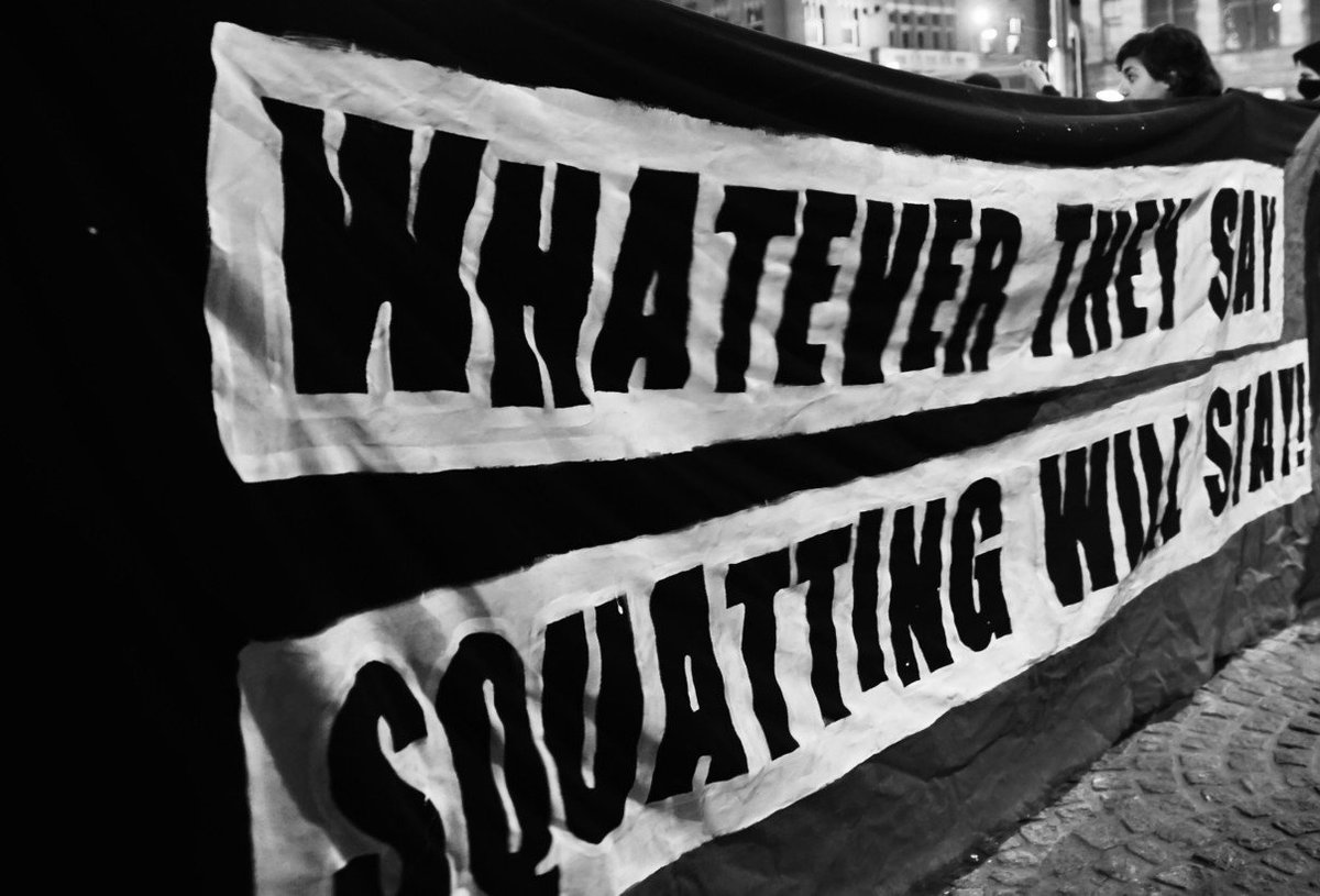 Anti-tourism activists squat Booking.com CEO’s apartment building in Amsterdam thenextweb.com/eu/2017/07/06/…