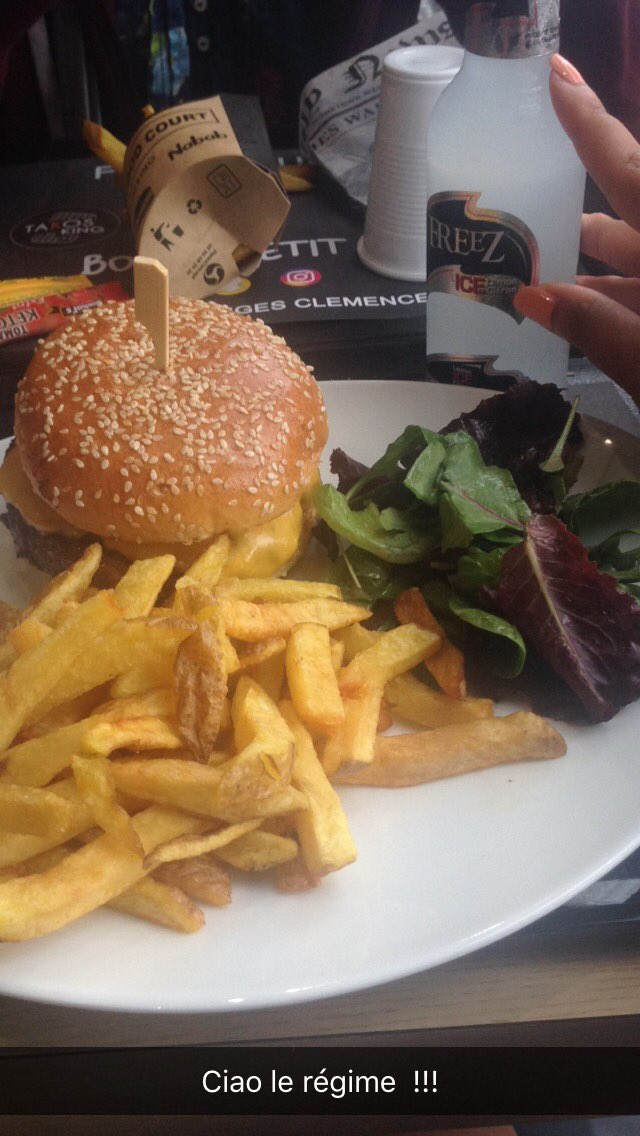 AlmiaMena's tweet photo. Ciao le régime estival ☀️☀️☀️ !!! #burger #haloufa #RTT #groscracage #foodcourt 😋 https://t.co/69bmxBHVy2
