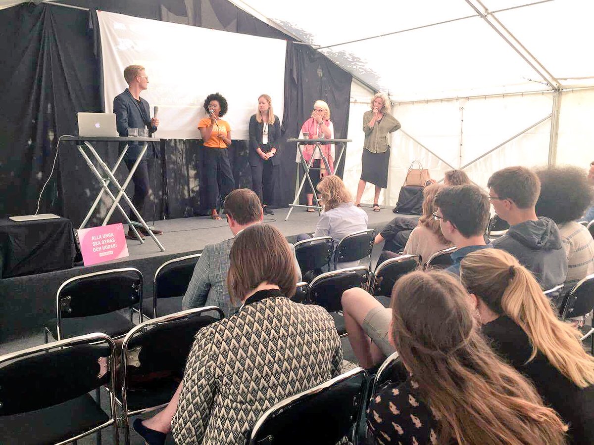 Grymma <a href="/UngMediaSverige/">Ung Media Sverige</a> @OneDaySeyoum pratar om vikten av ung organisering för ett demokratiskt samhälle 💪🏽✨#almedalen