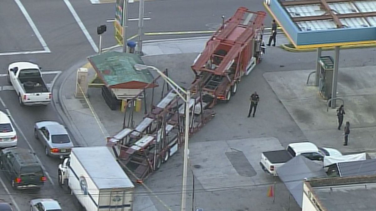 Pedestrian struck, killed near Valero gas station in Miami bit.ly/2tkSshd https://t.co/pktiRobdjZ