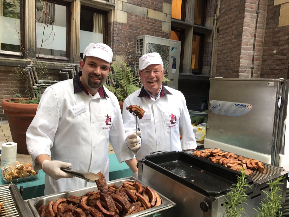 marianlemsom's tweet photo. #slagers op #BinnenhofBBQ #winnaar #spareribstrophy #ikhouervan https://t.co/LvVTXypypA