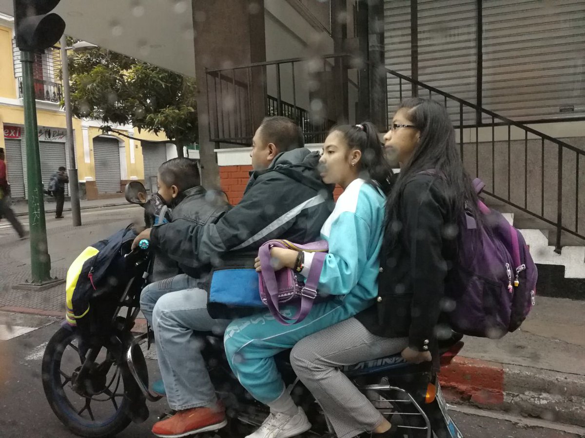 Resultado de imagem para TRANSPORTAN MENORES SIN CASCO.