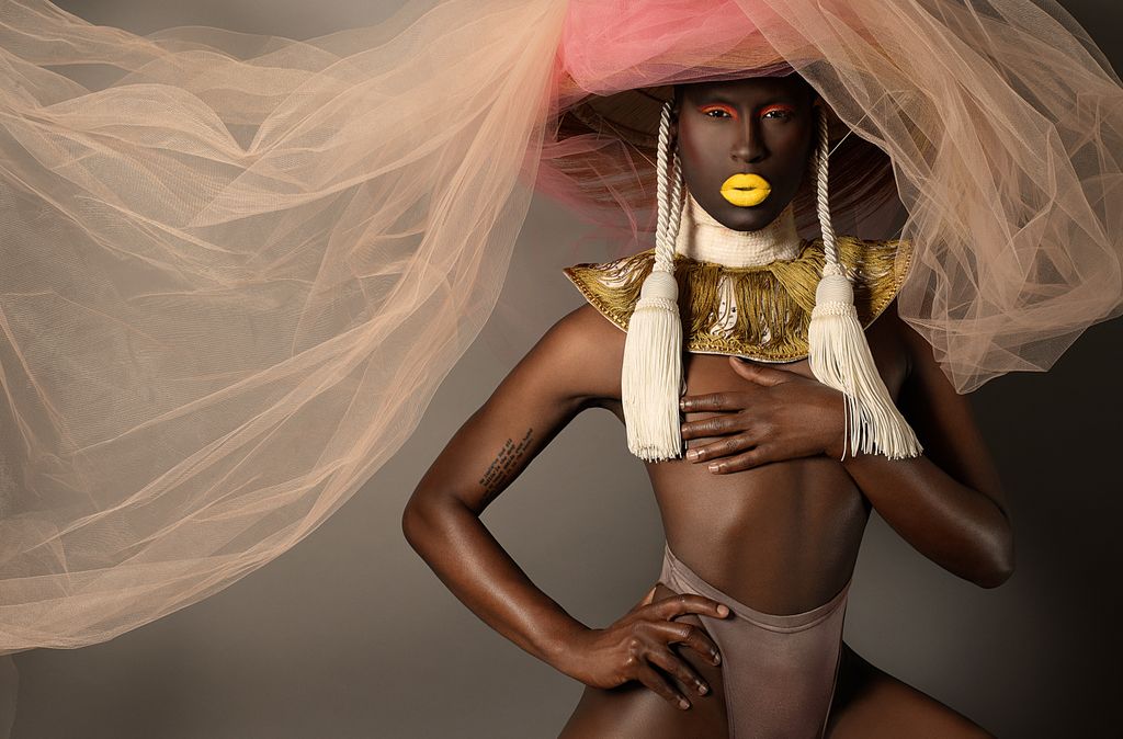 SkyScraperGirls's tweet photo. 12 Beauty Secrets We Learned From Drag Queens https://t.co/UYBOOUuF1O https://t.co/FixtMwFclh