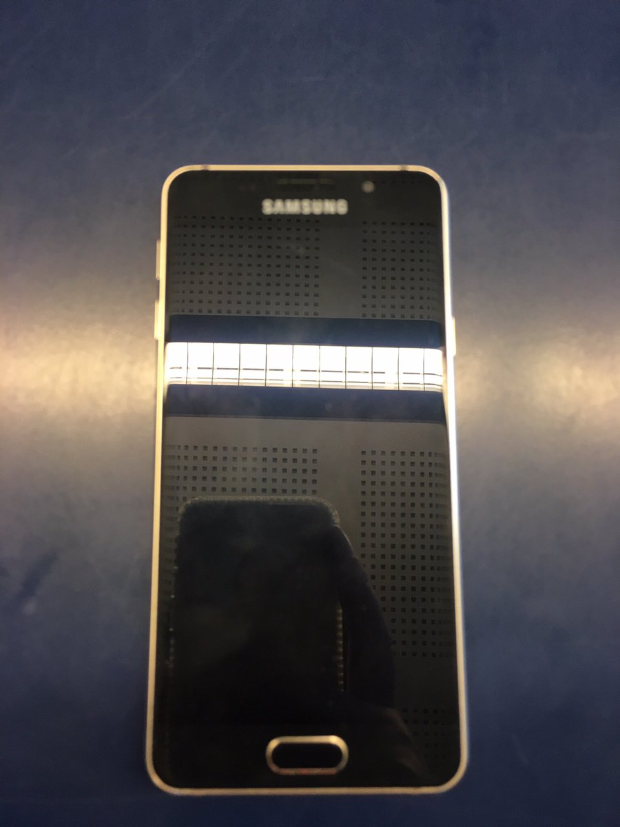 PZSintNiklaas's tweet photo. #Samsung #gsm #gevonden aan Zwijgershoek. Ben of ken je de eigenaar? Bel ons op 03 760 65 00 of kom langs. RT=Nice @ilost @reownit https://t.co/AyYrGMty9d