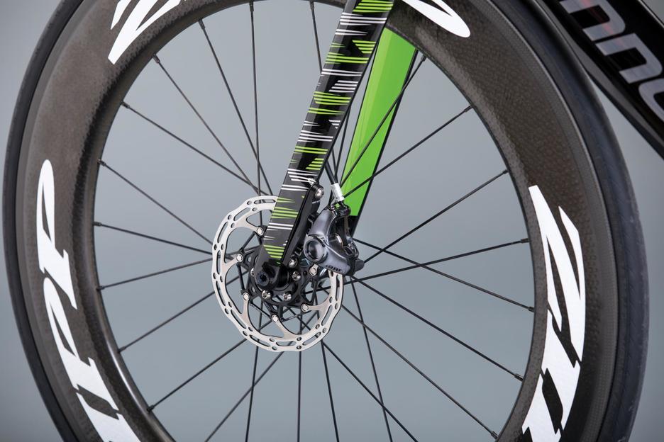 SRAMroad's tweet photo. SRAM introduces the S-900 Aero HRD Disc brake, the 1st aero hydraulic brake lever. Better braking = faster splits. https://t.co/efWY5FUERO https://t.co/8B2862g2IA