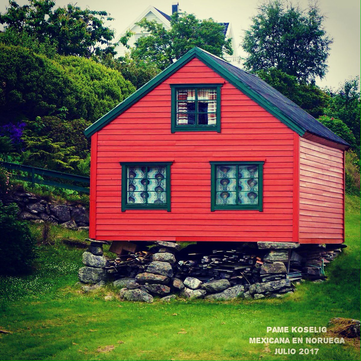 Pame_Koselig's tweet photo. Un pintoresco hórreo que fue adaptado como vivienda en Langevåg, #Noruega ☺️☺️ #MexicanaEnNoruega #Stabbur https://t.co/deqnw7gEr7