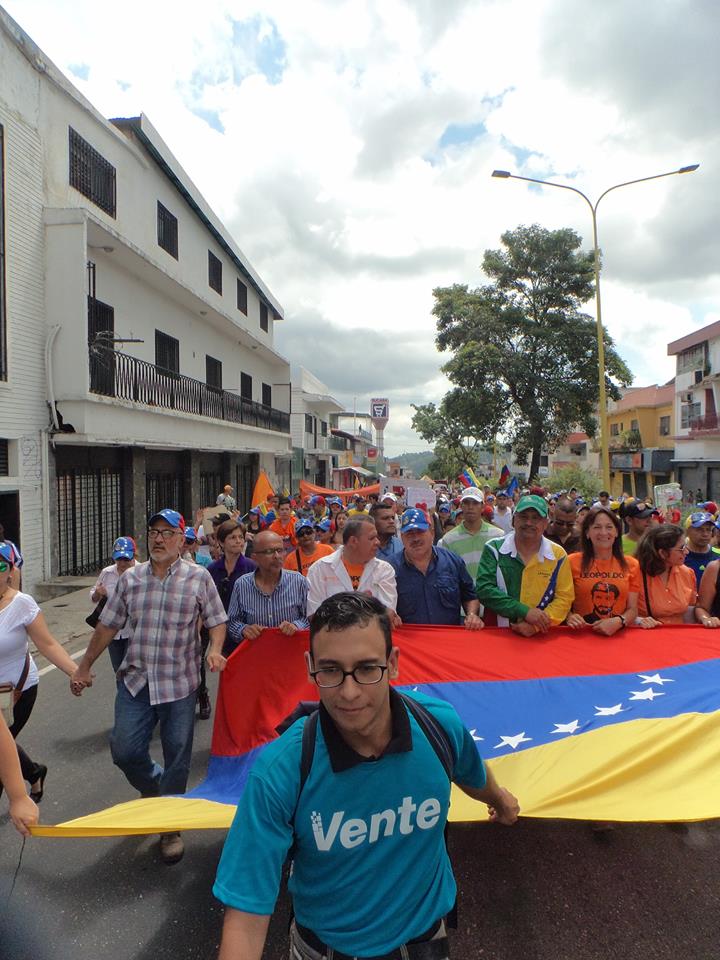 GilbrtoGraterol's tweet photo. #Valera contra la tiranía no se arrodilla y busca renovar su visión de futuro. #VenteConTodo @VenteVenezuela https://t.co/zek3wDkEdx https://t.co/Fwnqh3cP2C
