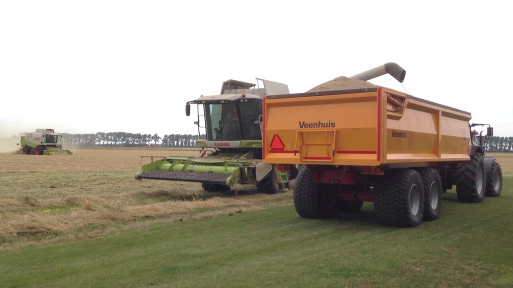 Vandaag op #KleinTiengemeten graszaad dorsen door L. Kats Agriservice