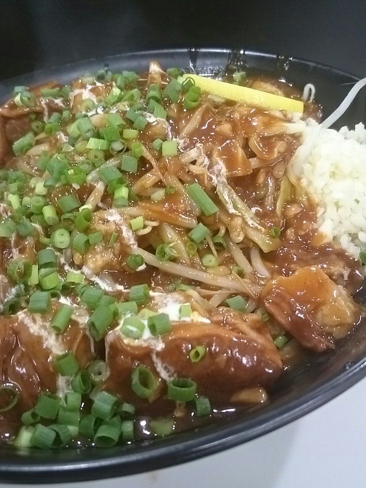 imosuke127's tweet photo. 富次郎の限定！名前忘れちゃったけど、赤ワインデミソースの汁なし250g♪
ファーストインパクトは旨そー(やっちまった💦多い)！
ホロ柔なデミなお肉がゴロゴロ🍖
お肉→野菜→お肉→麺って食べてたら難なく完食🙆
美味しかった*\( ˆoˆ )/* https://t.co/WCvtrsYjXF