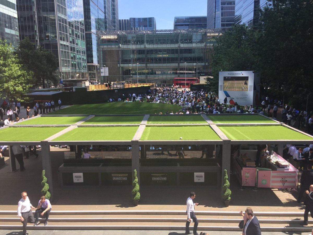 Grandstand_Bar's tweet photo. It's #InternationalKissingDay! In Canary Wharf? Come & give us a kiss 💋 we have #Prahva @DrinkZEO @thegreedygoat & #Wimbledon #grandstandcw https://t.co/UyFAsh2na1