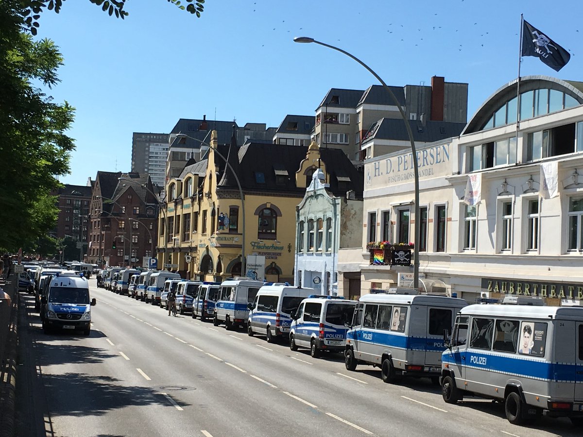 Sechel_Blog's tweet photo. Für die langsam Lesenden: Unser Liveblog zu den Protesten rund um den #g20 Gipfel. #w2h #welcometohell https://t.co/Ed0K0sZPaZ https://t.co/Qx4qaW9gE1