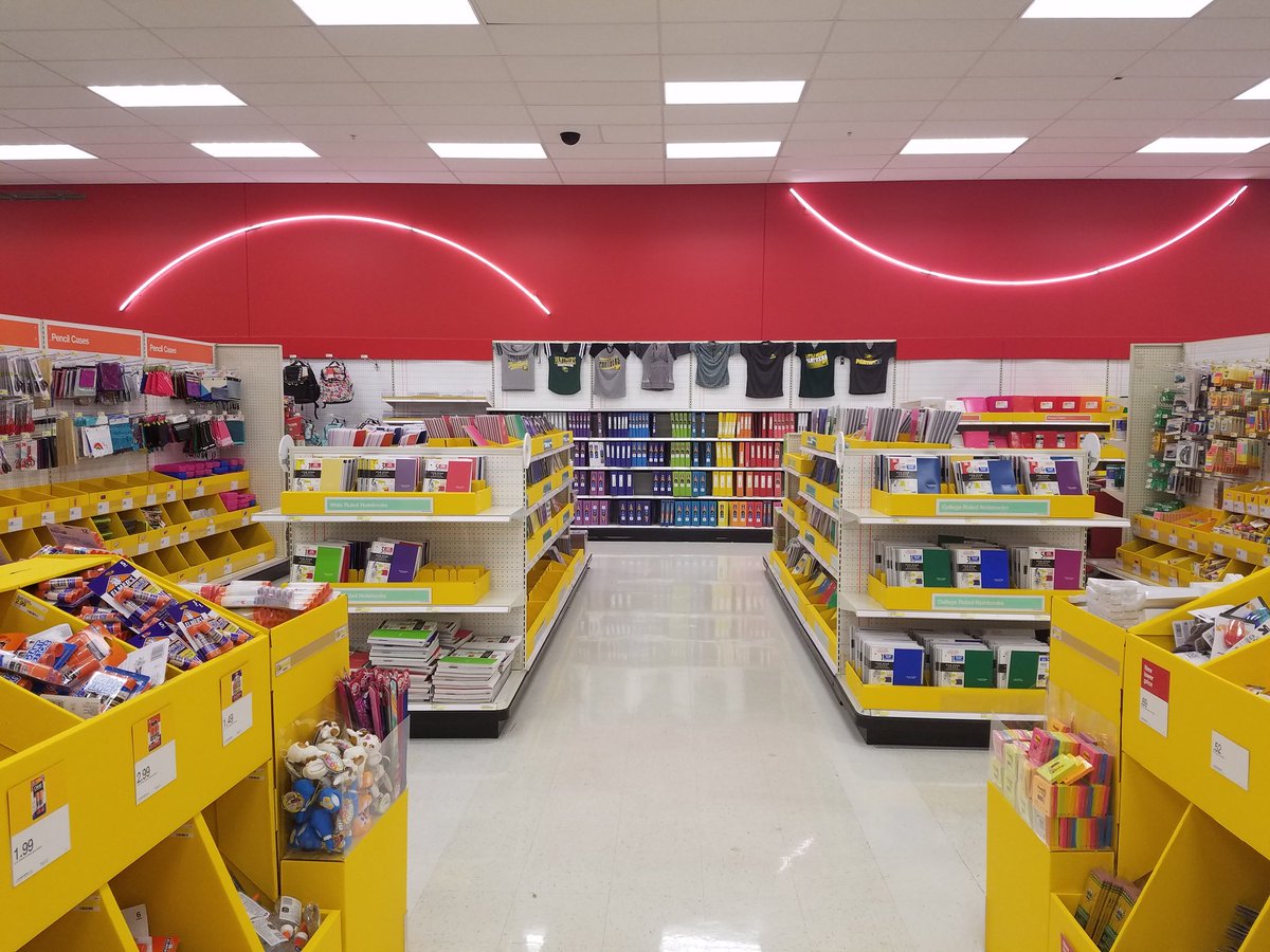 VML Holly putting some local style on the BTS set! More to cone! <a href="/m_gaerke/">Melissa Gaerke</a> @I_Tob26 <a href="/homies1984/">Shannon</a>