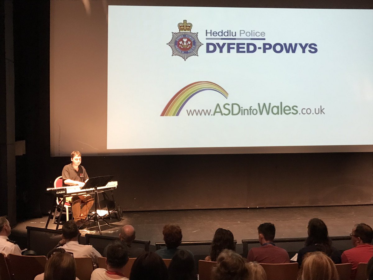 Pianist Philip Howells entertains the audience with his wonderful music!  #autismawareness event @MilfordHavenNPT <a href="/DyfedPowys/">Heddlu Dyfed-Powys Police</a> @ASDinfoWales