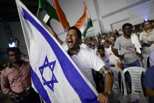 shebreojai's tweet photo. En Tel Aviv, frenéticos indios israelíes enloquecen por Modi
https://t.co/rV9A2tDMXW
#Modiinisreal https://t.co/DnOW44hSNT