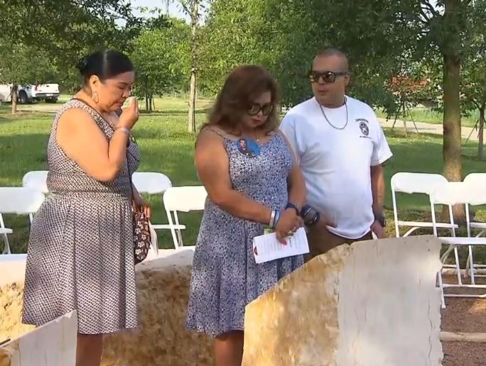 CBSNewsTexas's tweet photo. Watch Live: Unveiling of #Dallas Circle of Heroes Memorial https://t.co/AYKUHQqGY0
@DallasPD #DARTPolice https://t.co/p8CD5GETDi